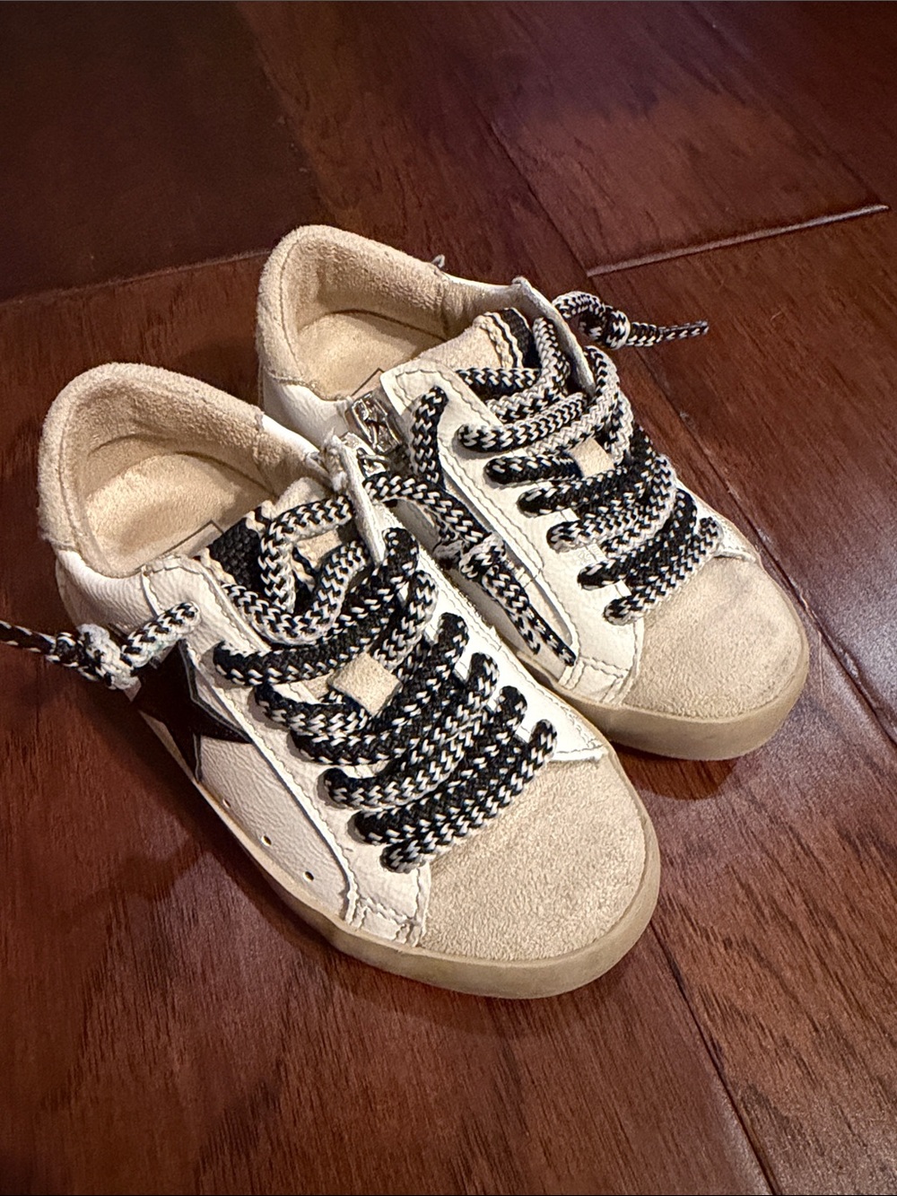ShuShop Cream Sneakers with Black Star and Black-White Laces